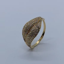 Hullám vonalas cirkon kövekkel gazdagon díszített arany gyűrű