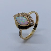 Szem formájú középen fehér opál, egy oldalon két sor cirkon kővel díszített arany gyűrű