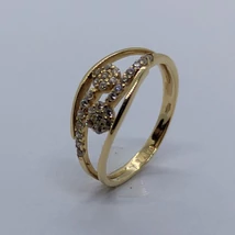 Egymással szembe fordított virág keretbe foglalva cirkon kővel kirakott arany gyűrű