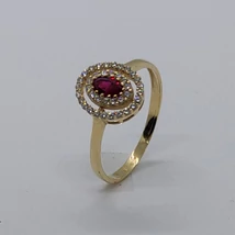 Ovális formájú dupla cirkon sorral kirakott középen rubin színű cirkon kővel díszített arany gyűrű