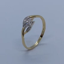 Egymásba fordított levél formájú cirkon kövel díszített arany gyűrű