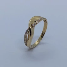 Hullám vonalas középen kiemelt arany szállal cirkon köves arany gyűrű