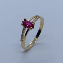 Középen szoliter rubin színű cirkon kővel díszített szélein cirkon kővel kirakott arany gyűrű