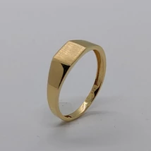 Teljesen sima középen mattított lapppal fedett arany pecsét gyűrű