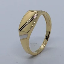 Téglalap fejrésszel ferde csíkkal díszített arany pecsét gyűrű