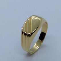Téglalap fejrésszel ferde csíkkal díszített arany pecsét gyűrű