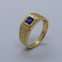 Négyzet alakú fejrészbe sötétkék cirkon kő, oldalt görög mintához hasonló díszítésű arany pecsét gyűrű