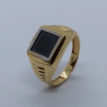 Biecolor négyzet alakú fejrészbe foglalt Onix kő, oldalt viszíntes csikozású mintával díszitett arany pecsét gyűrű