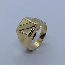 Alló téglalap alakú lapján két csíkkal, és mattítással díszített oldalt csíkokkal ellátott arany pecsét gyűrű