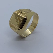 Álló téglalap alakú lapján átlósan elválasztott egyik felén mattított és csíszolt mintájú arany pecsét gyűrű