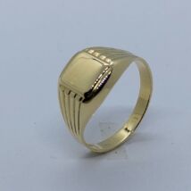Négyzet alakú simára csiszolt fejrész, oldalán csíkos mintájú arany pecsét gyűrű