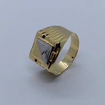 Álló téglalap alakú lapján átlósan elválasztott biecolor díszítésű arany pecsét gyűrű