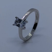 Téglalap alakú négy karomb foglalt szoliter fehér arany gyűrű