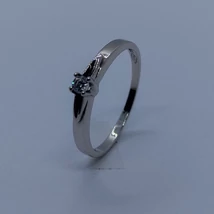 Szélén csiszolással díszítet, négy karomba foglalt cirkon köves szoliter fehér arany gyűrű