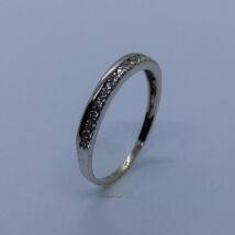 Vékony fele részben sor cirkon kővel díszített fehér arany gyűrű