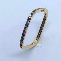 Színes cirkon kövekkel körbe kirakott, négyzet alakú arany gyűrű