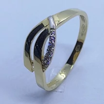 Asszimetrikusan hullám vonalú, egyik részén cirkon kövekkel díszített arany gyűrű