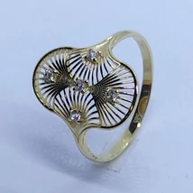 Ovális fejrészű, áttört mintával és 4 karomba foglalt cirkon kövekkel díszített arany gyűrű