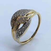 Hullám vonalas széles fejrészű, cirkon kővel díszitett arany gyűrű