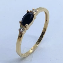 Ovális 4 karomba foglalt fekete, fehér cirkon kővel díszített arany gyűrű