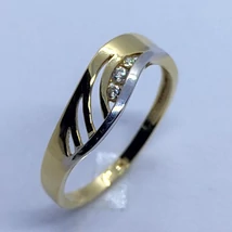 Elegánsan egyszerű, sima vonalú, ródiummal, és cirkon kővel díszített rácsos arany gyűrű