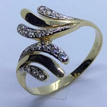 Asszimetrikusan eltolt két levél formára emlékeztető, fehér cirkon kövekkel díszített arany gyűrű