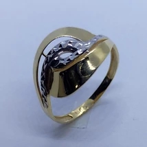 Középen ródiummal, és gyémánt csiszolással díszített magas fényű hullám vonalú arany gyűrű