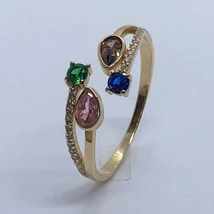 Fejrészen nyitott színes cirkon kövekkel díszített arany gyűrű