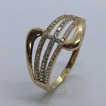 Több sorban cirkon kővel díszített széles fejrészű arany gyűrű