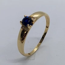 Egyszerűen elegáns középen 4 karomba foglalt sötétkék cirkon köves arany gyűrű