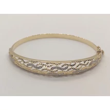 Gyönyörűen csillogó, csipke szerű áttört mintával és cirkon kővel díszített, zsanéron nyíló és biztonsági kapoccsal ellátott arany karkötő