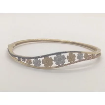 Felső részen két hullám vonalú szállból készített, színeivel és virág mintályával gyönyörűen harmonizáló,  zsanérosan nyíló és biztonsági zárral ellátott elegáns arany karkötő