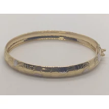 Csiszolásával és fényével feltűnő, biztonsági zárral ellátott elegáns arany karkötő