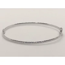 Fele részben csiszolt, csillogó hatású fehérarany karkötő, melyet zsanérral, és dupla biztonsági zárral láttak el