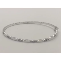 Fele részben mintás, cirkon kővel díszített fehérarany karkötő, melyet zsanérral, és biztonsági zárral láttak el