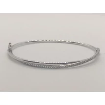 Egymással átlósan ívelt, fehér cirkon sorkővel díszített, zsanérosan nyíló és biztonsági zárral ellátott fehérarany karkötő