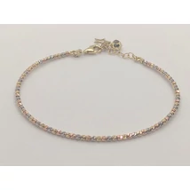 Apró gyémántvésett csiszolt golyócskákból készített, hosszabítható biztonsági láncal toldott, + zsuzsuval díszített, 3 színű arany karkötő