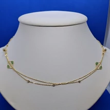 Két soros 65 cm-es anker szemekből készült arany lánc, amelyet tűzzománc, és gyémánt csiszolású golyók tesznek különlegessé