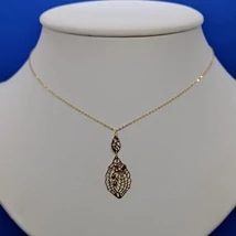 Lehelet finom csiszolt anker aranylánc, melyet középen csipke mintával díszített medállal tettek még különlegesebbé