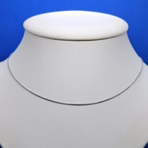 Selymes fényű négyszögre font, fehér arany lánc