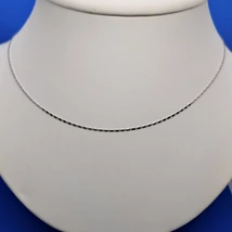 Apró pálcákból összerakott kelemes viseletű magas fényű, fehér arany lánc