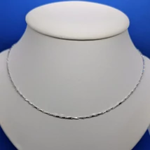 Különleges csiszolású, és különleges szemekből összeállított, magas fényű fehér arany lánc