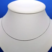 Selymes fényű négyszögre font, fehér arany lánc