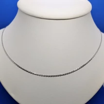 Középen pálcával díszített csiszolt , magas fényű, fehér arany lánc