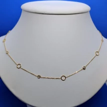 Anker szemek közé épített button foglalatú cirkon kövek, és kis karikákkal díszített nyakéknek is haználható, arany lánc