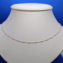 Anker szemekből készült apró gyöngyökkel díszített vékony elegáns arany lánc