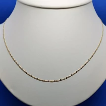 Magas fégyű, nagyon szépen csiszolt, 3 kisebb és 1-1 nagyobb szemű aany lánc