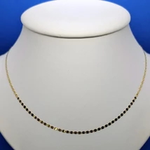 Magas fényű, flitterekre hasonlító szemekből kialakított mutatós arany lánc