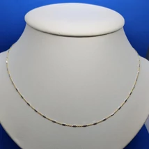 Klaszikus szemekből, és apró fehér színű pálcikákkal díszitett csillógós arany lánc