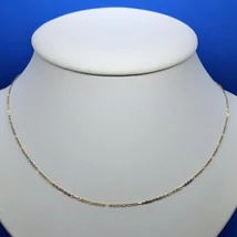 Három pici és egy hosszúkás szemekből készített csillógós arany lánc